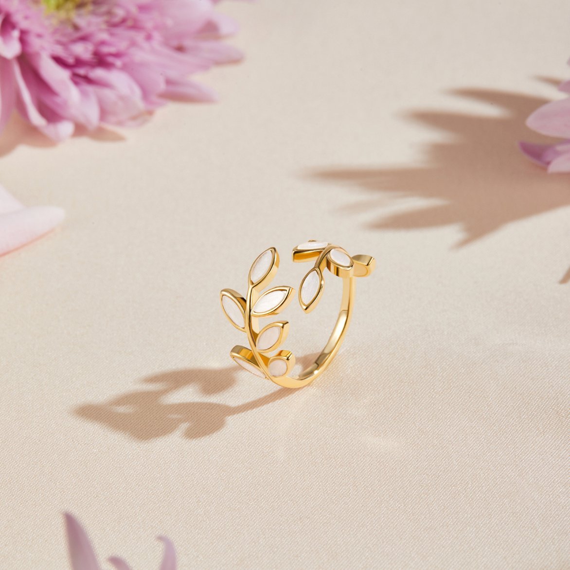 Serene - Gold leaf ring